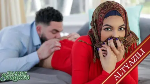 Koca Memeli Karı Sikicisinin Yarrağını İştahla İçine Alıyor