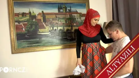 Eve Attığı Kızın Sikini Görünce Göt Deliğini Deliyor